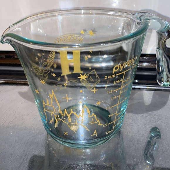 Pyrex Harry Potter 2-cup Measuring Cup - Picture 2 of 4